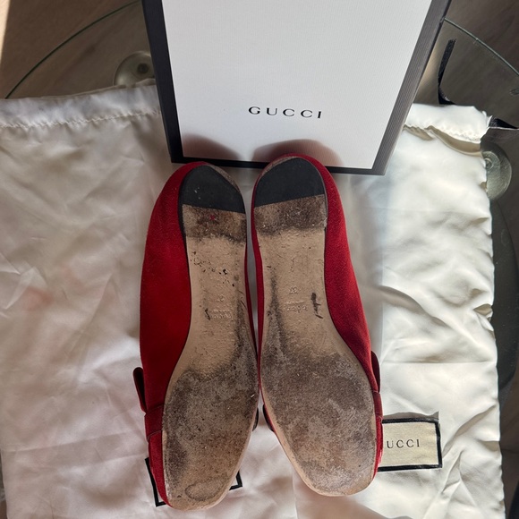 Gucci Red Flats with Gold Detail - Picture 3 of 8